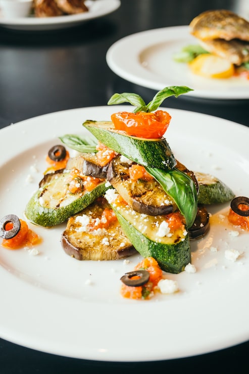 Millefeuille de courgettes et aubergines grillées, feta et olives noires