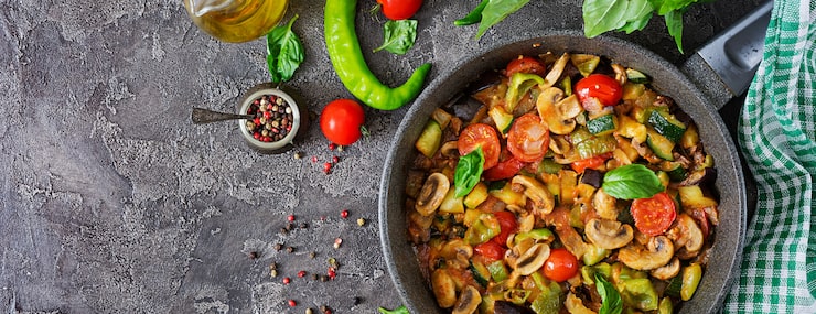 Vue de dessus panoramique d'un ragoût chaud d'aubergines épicé en poêle de fonte